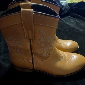 Dingo Women’s Leather  Cowboy boots. Antique Tan Size 8M . Gently used .